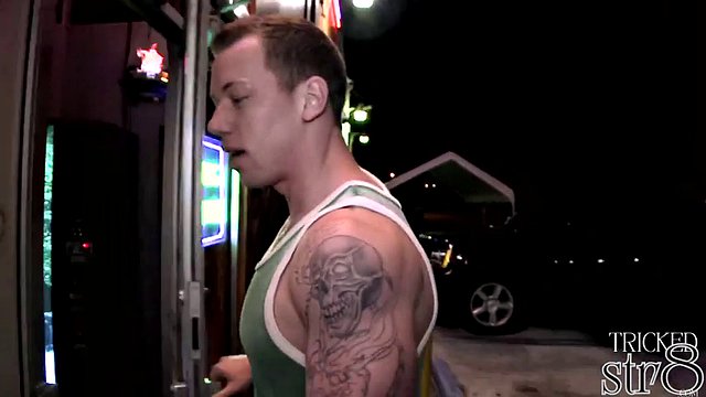 Utdraget fyr på glory hole str8 sugd av gay stud til ansiktsbehandling