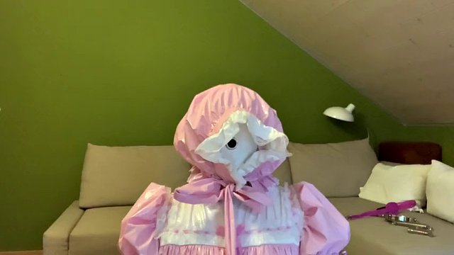 Sissy i bleie med bondage-hette