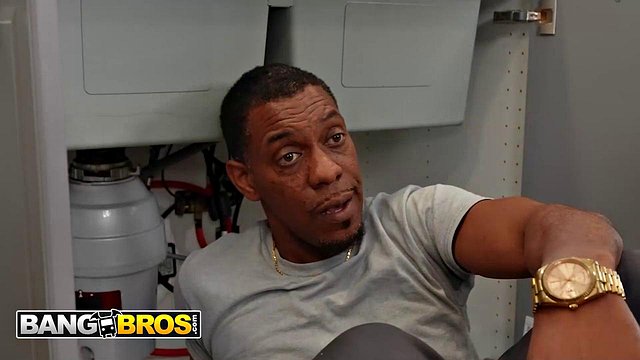 BANGBROS - Lola Fae Seduces The Plumber And Gets Her Pussy Pounded Until She’s Soaked In Cum