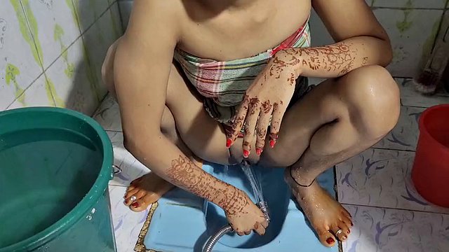 Desi bhabhi toilet me bait kar aapane yaar se chudai ki