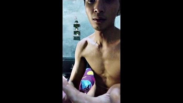 Chico inocente con gran polla se folla sus juguetes sexuales - parte 3