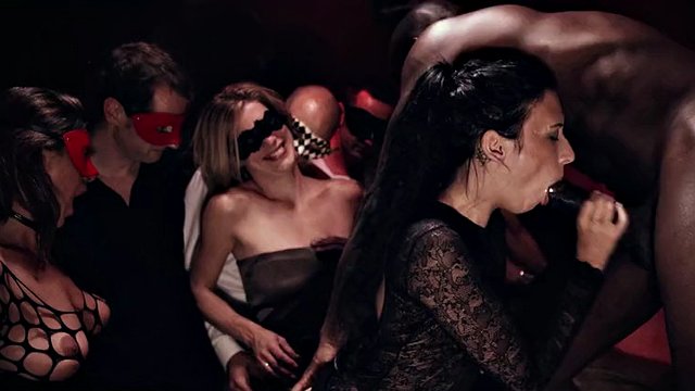Hardcore orgy in a Parisian swingers club