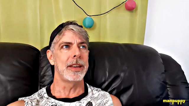 Gay Richard Lennox Dirty-Talks While Stroking Cock on Sofa