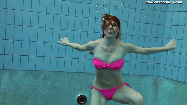 Beauty in a pink swimsuit Lera shows a naked body under water
