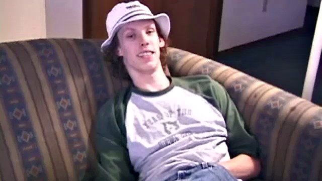 RJ Davis è un texano di 21 anni che vuole mostrare al mondo i talenti unici che ha da offrire. Nudo sul divano, inizia a strofinarsi il cazzo e poi usa un vibratore viola, che gli piace chiaramente.