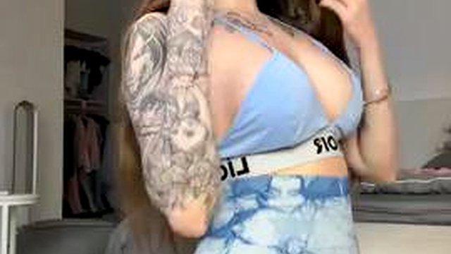 厚い胸とお尻でヨガをするアドリアンナ・サブ - 超蒸し暑い熟女！