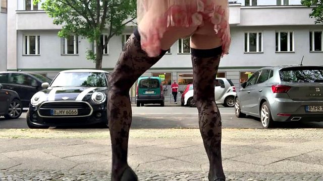 Sissy ist immer hungrig nach rohem Schwanz
