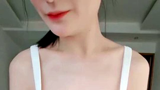 Explosive figure! Temperamental beauty with glasses! She has a slim waist, beautiful legs, white tender breasts, took out a pair of big breasts and kneaded them, took off her pants to look at her fat pussy, her whole body was pink and very seductive during the live broadcast