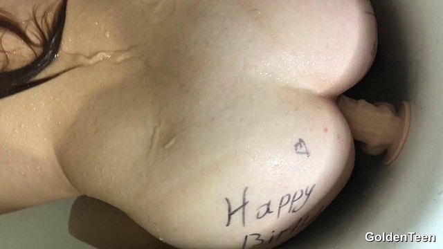 Big-Butt Teen reitet Dildo in dampfender Dusche