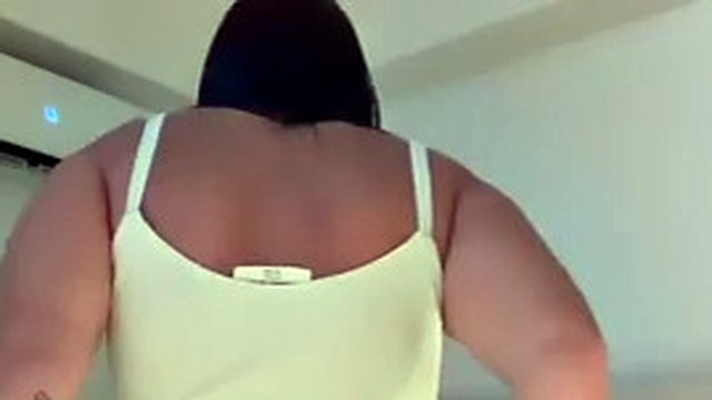 Natasha Bortsov peituda e bunda grande latina milf madrasta fode o pau preto do vizinho na bunda