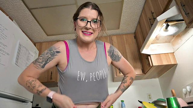 Missellie8 Fills Tight Poophole