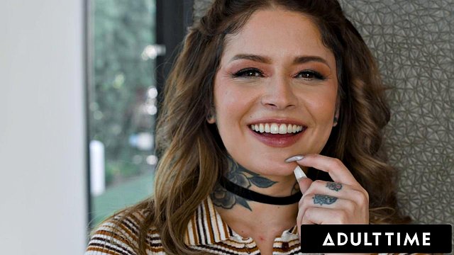 L'enorme cazzo grosso di Isiah Maxwell ordina alla sottomessa tatuata Vanessa Vega di adorare e inchinarsi dentro