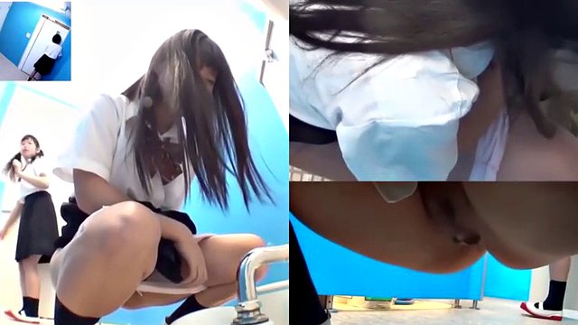 Studentesse asiatiche teenager che fanno la pipì nella toilette