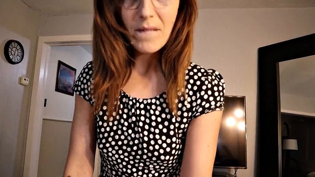 L'amie de maman a attrapé un garçon en train de se masturber et elle m'a baisé (presque attrapé)