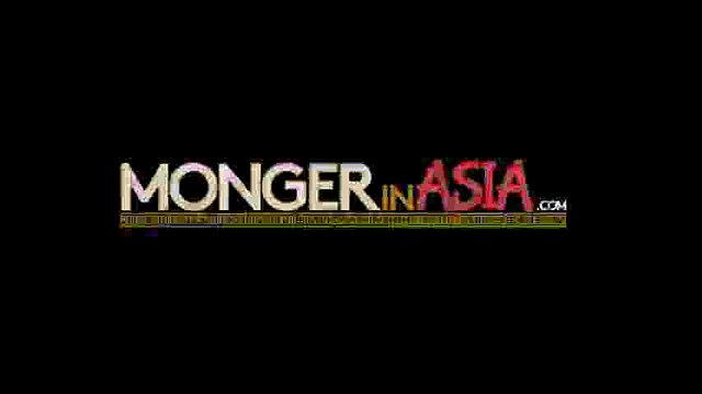 Sexy Thai Bangmaid s'amuse avec un concombre