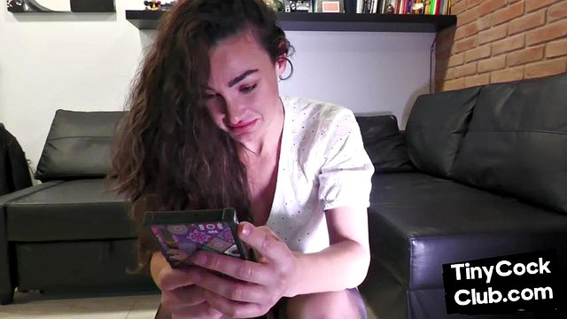 Sexy con clase que comenta una pequeña polla