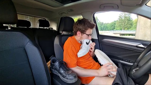 Lekte med sko og pikken hans i bilen