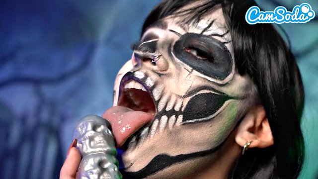 L'arrapato Wednesday Addams si masturba fino all'orgasmo tremante - Speciale cosplay di Halloween: porno